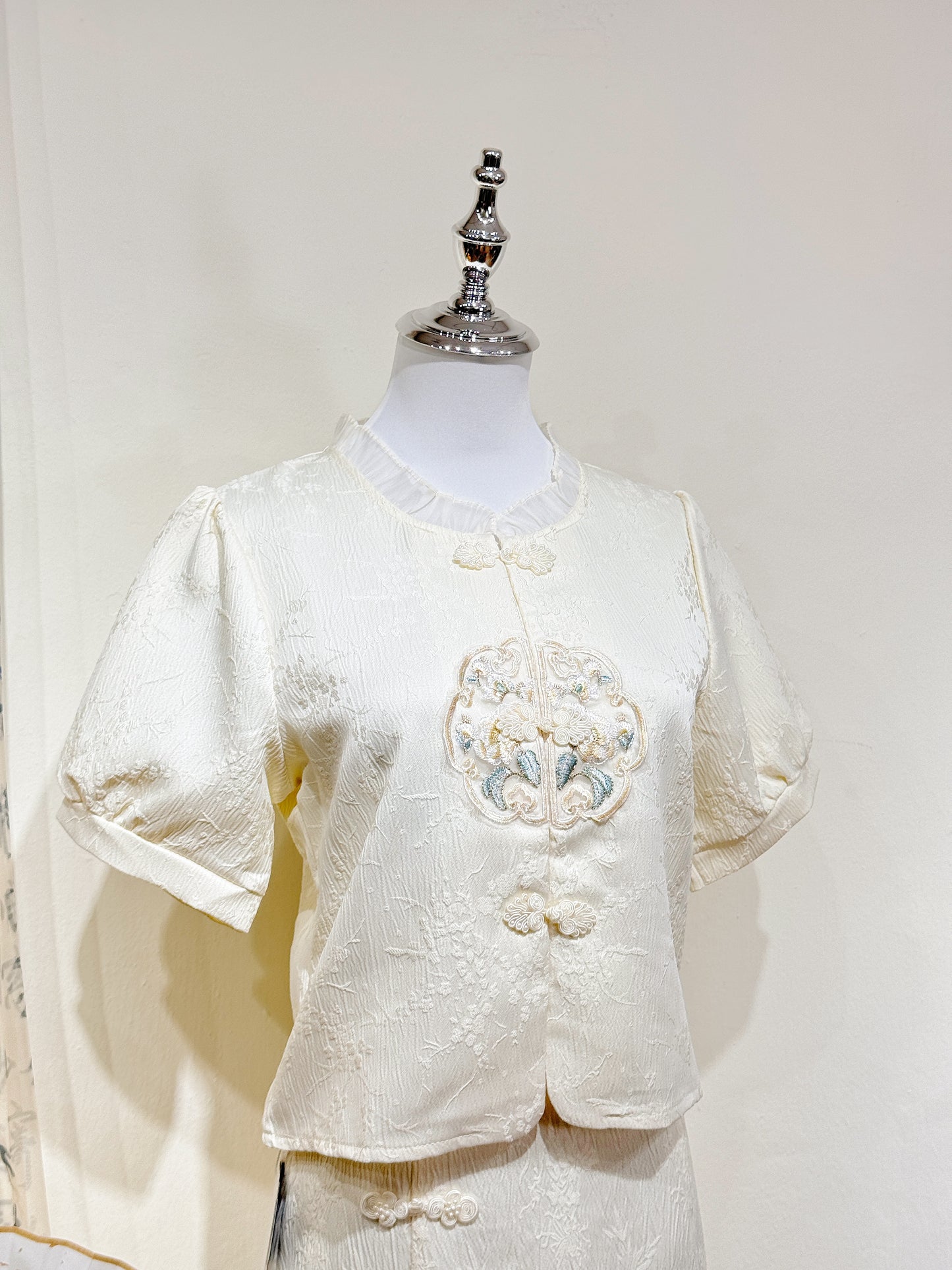 Embroidered Puff Sleeve Blouse