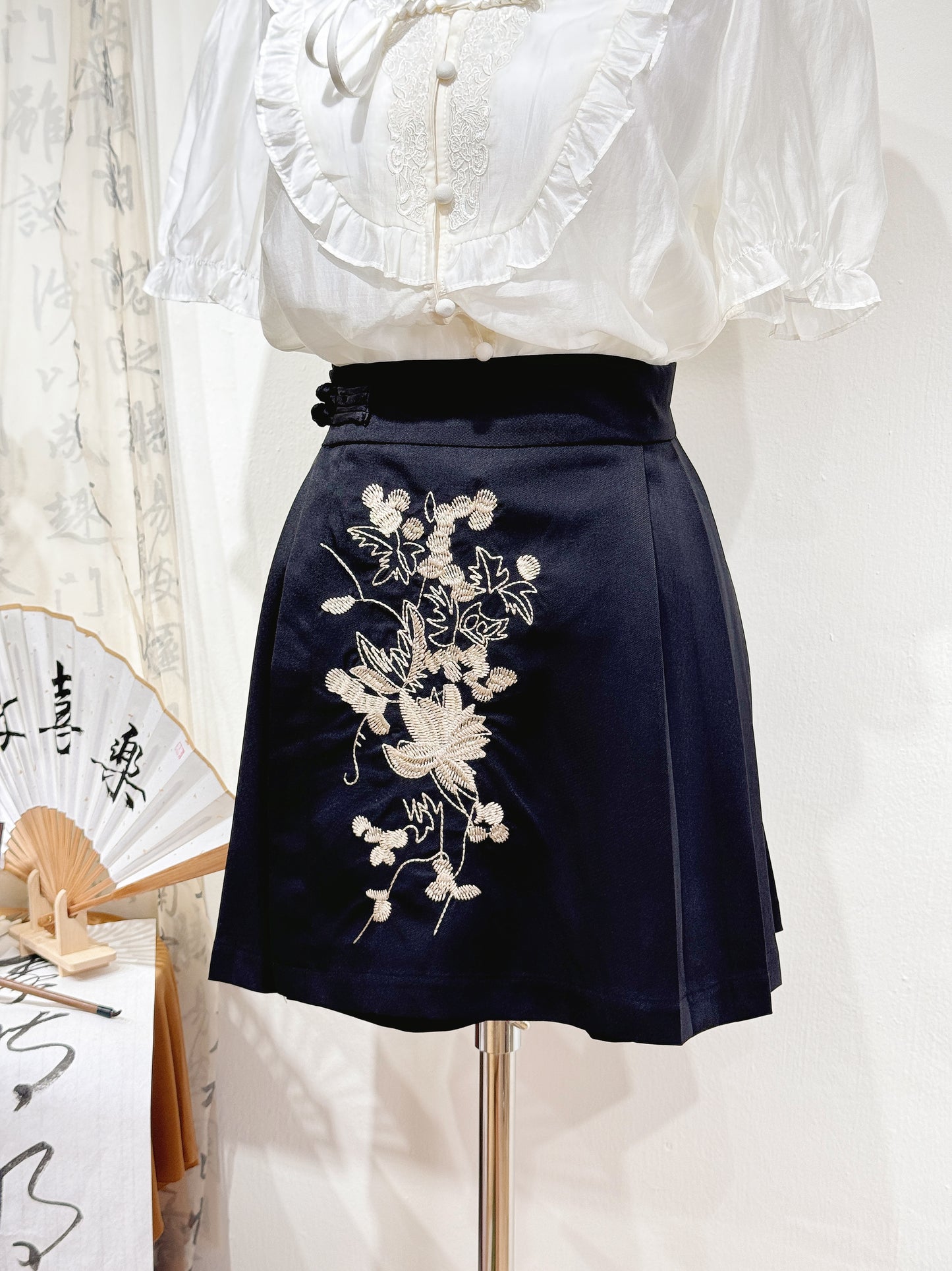 Embroidered Pleated Ma Mian Skirt