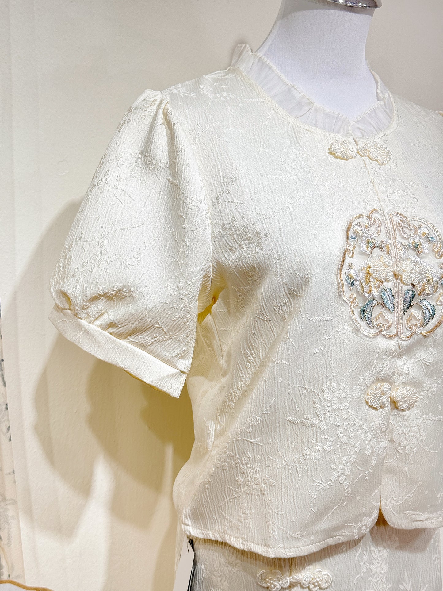 Embroidered Puff Sleeve Blouse