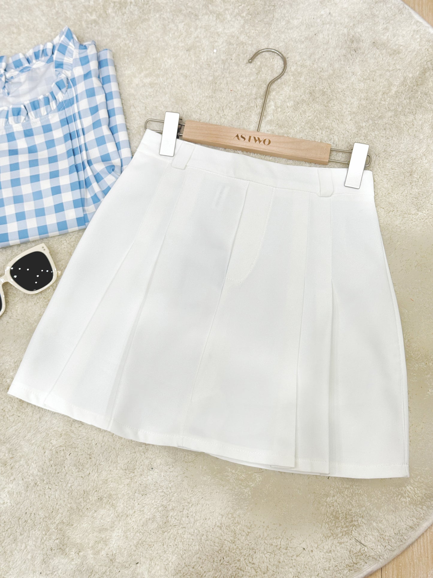 All White Elegant Pleat Skirt