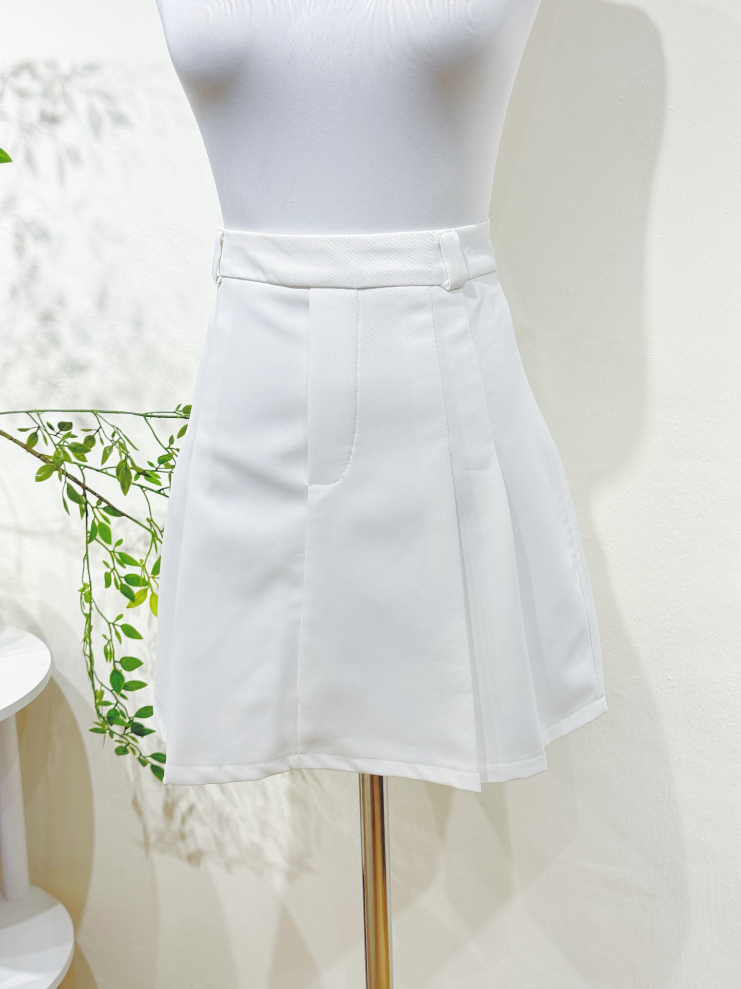 All White Elegant Pleat Skirt