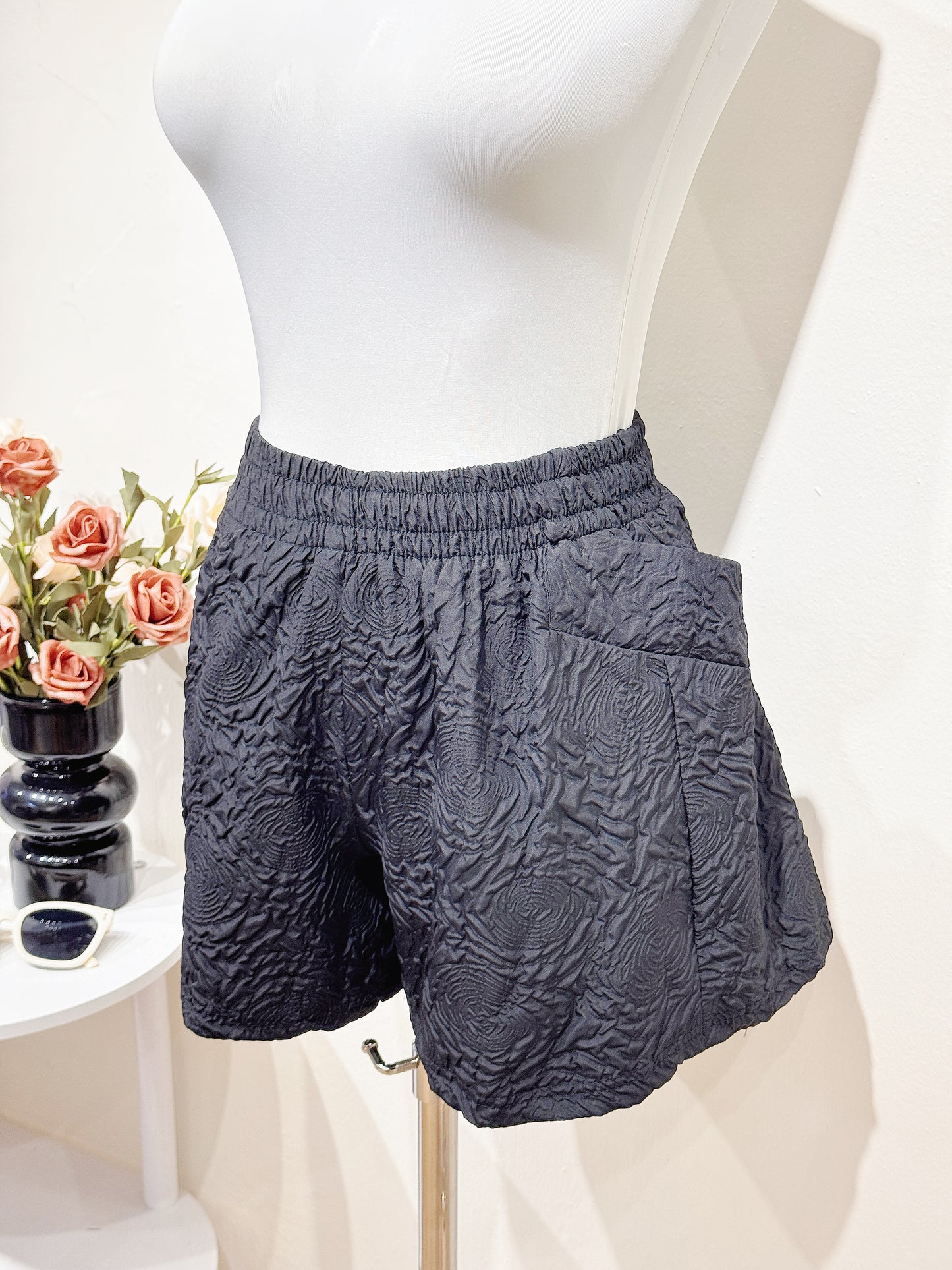 Pleated Texture Elastic Waist Wide-Leg Shorts