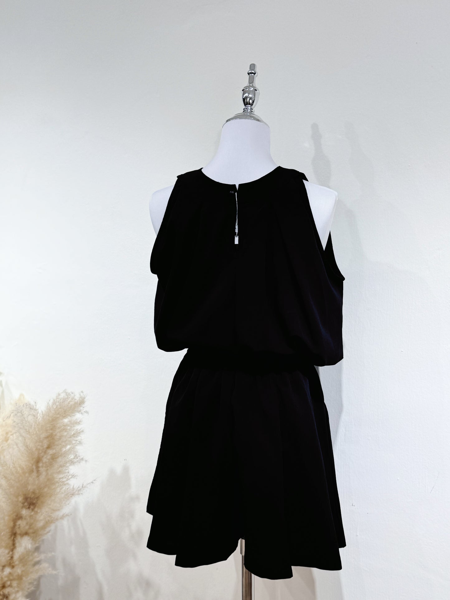 Minimalist Black Shoulder-Cut Set