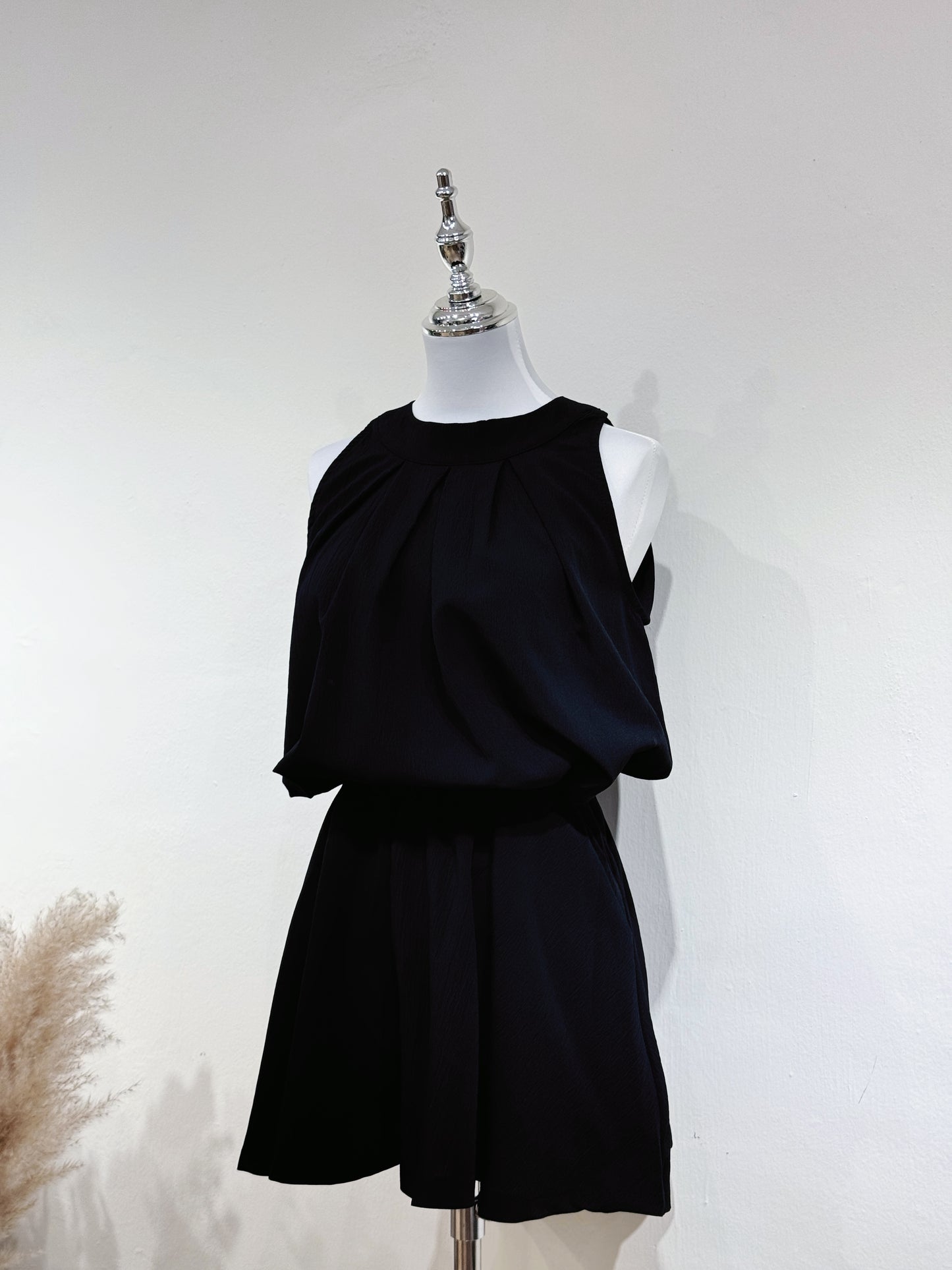 Minimalist Black Shoulder-Cut Set